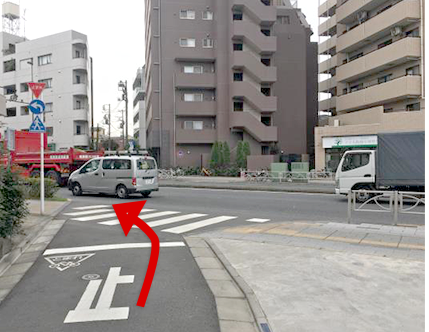 川越街道に出て左に曲がってください。